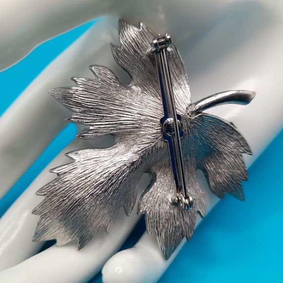 Vintage Blue Oak Leaf Silver Tone Brooch Pin with Blue Rhinestone Accents 1970s - Picture 3 of 8